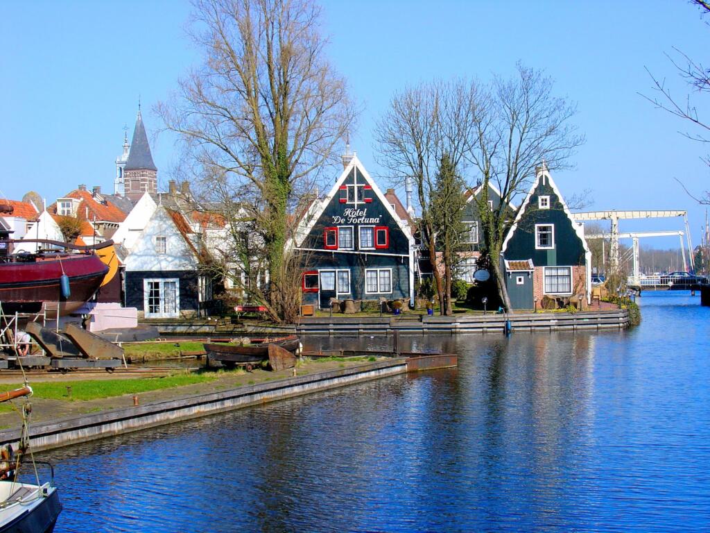 Historische panden aan het water in Edam